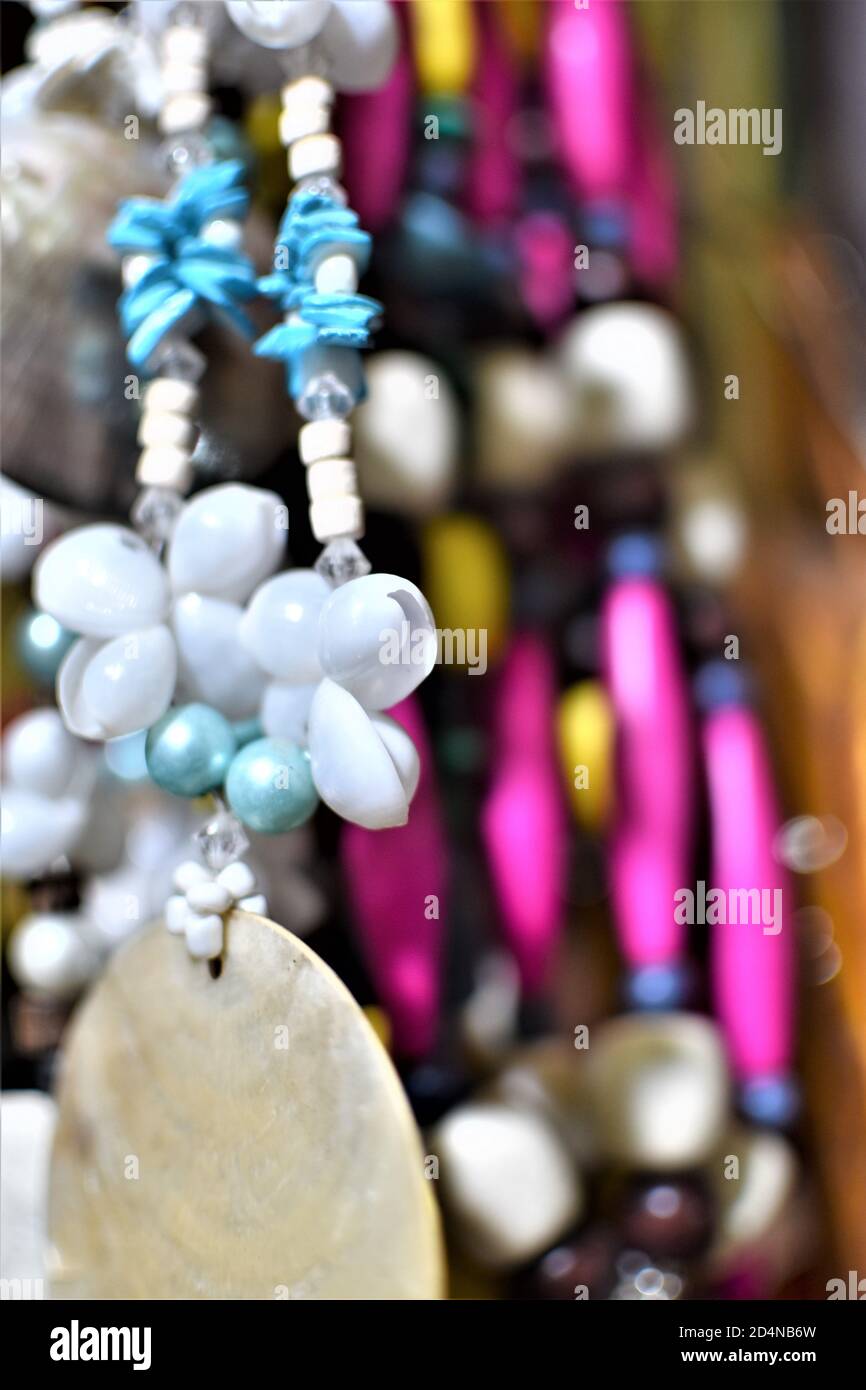 Perlenkette mit Muscheln und Capiz Muscheln oder Fensterscheibe geschmückt austernmodell Stockfoto