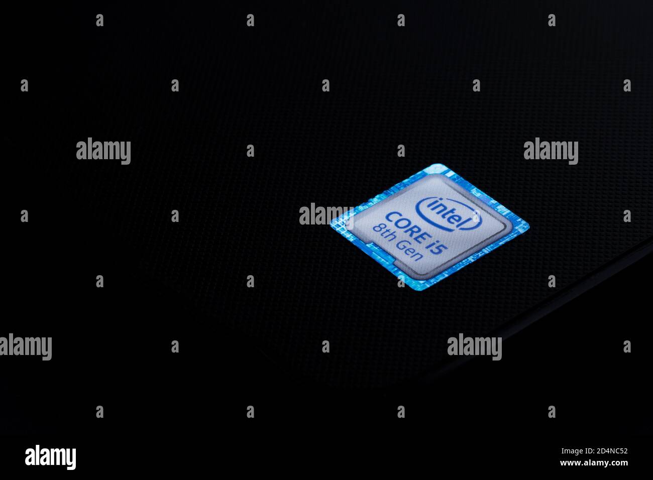 Nahaufnahme des Intel CORE i5 Labels der 8. Generation auf einem Notebook Stockfoto