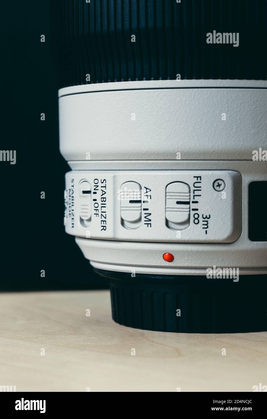 Canon Telezoom-Objektiv 100-400 Millimeter mit Bedienschalter im Nahbereich. Stockfoto