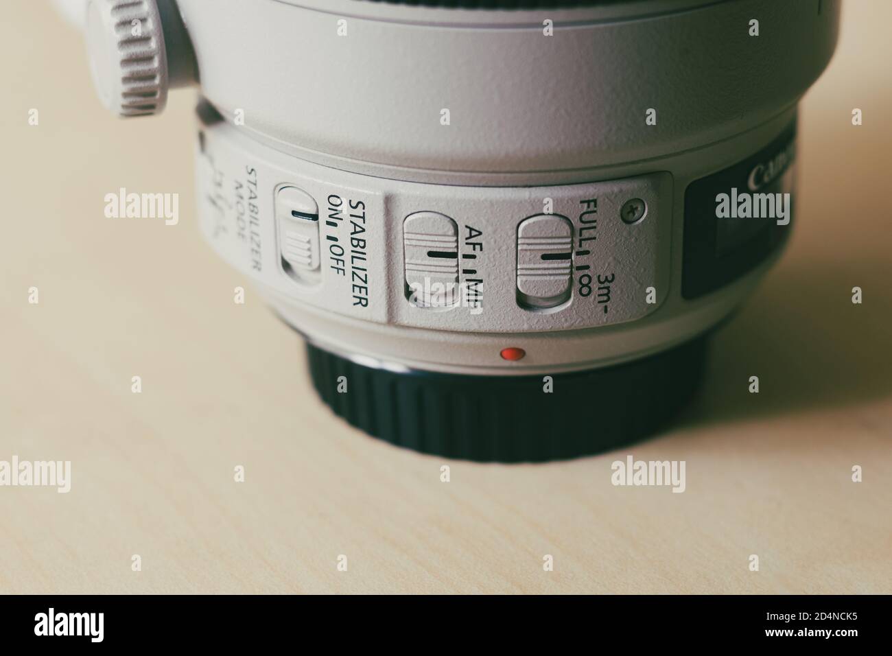 Canon Telezoom-Objektiv 100-400 Millimeter mit Bedienschalter im Nahbereich. Stockfoto