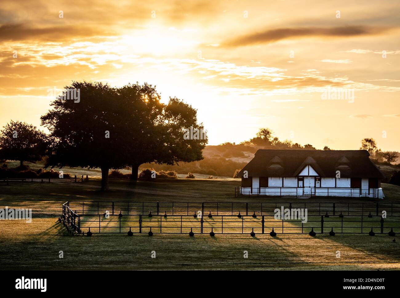 Sonnenaufgang im Lyndhurst und Ashurst Cricket Club im Boltons Bench im New Forest. Stockfoto