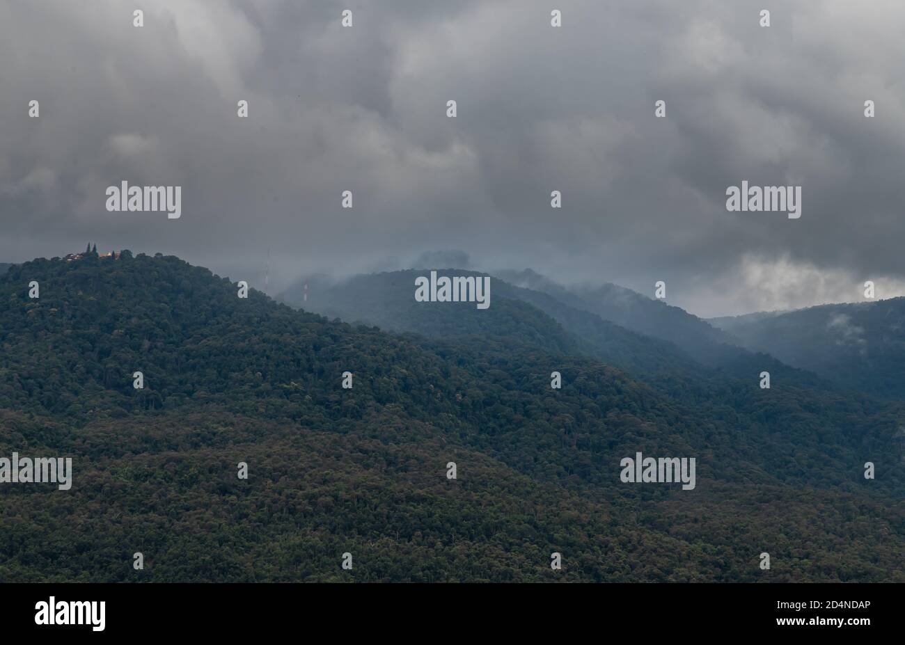 Beauty Himmel Tag und Big Berg im Hintergrund bei Doi Suthep in Mueang Chiang Mai District. Kopierbereich, kein Fokus, speziell. Stockfoto
