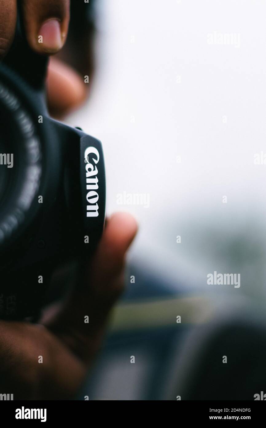 Ein Fotograf mit einer Canon DSLR. Stockfoto