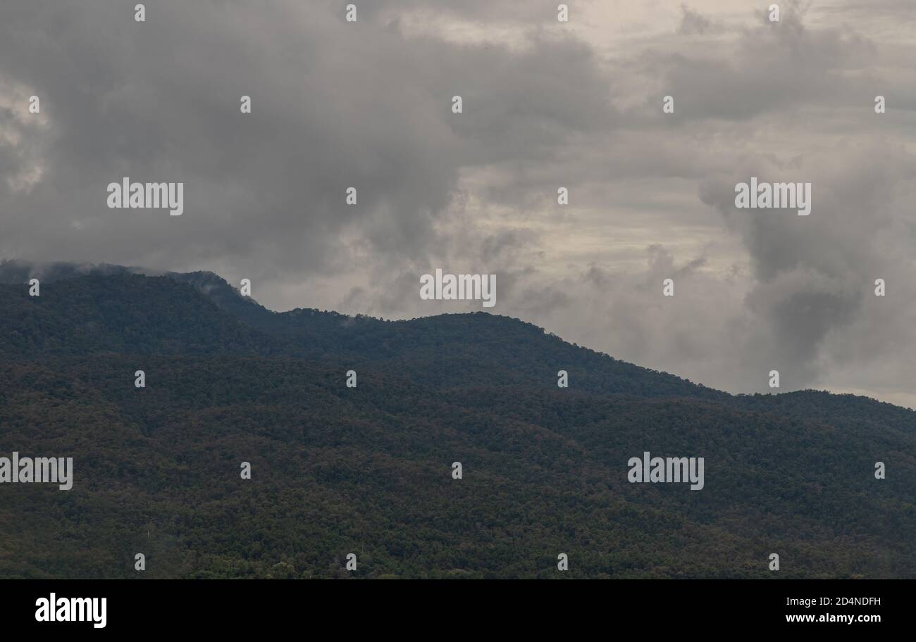 Beauty Himmel Tag und Big Berg im Hintergrund bei Doi Suthep in Mueang Chiang Mai District. Kopierbereich, kein Fokus, speziell. Stockfoto