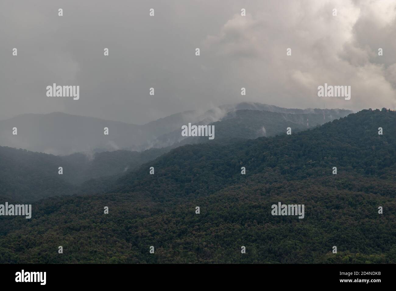 Beauty Himmel Tag und Big Berg im Hintergrund bei Doi Suthep in Mueang Chiang Mai District. Kopierbereich, kein Fokus, speziell. Stockfoto