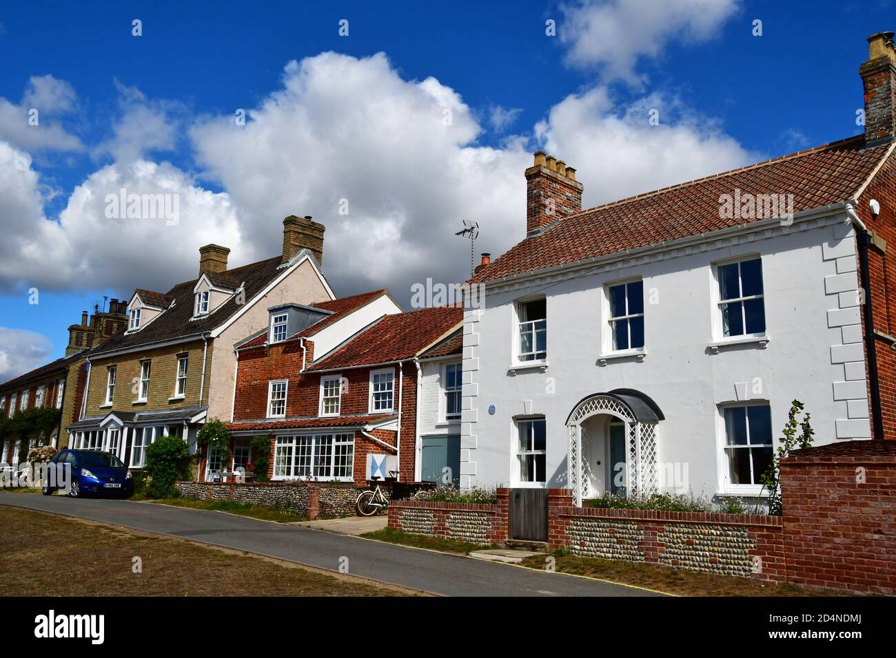 Hausreihe von The Village Green in Woodbridge, Suffolk, UK Stockfoto