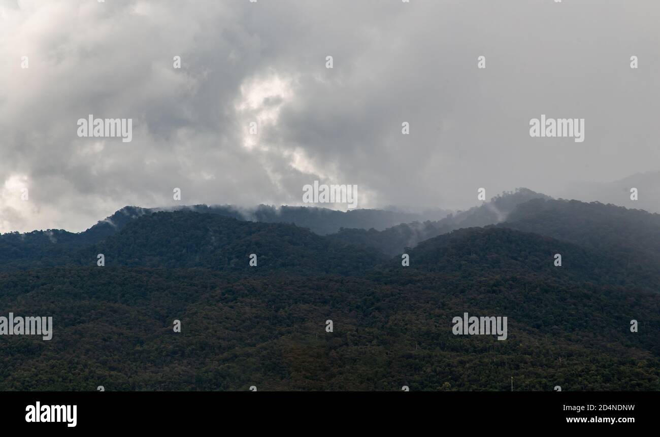 Beauty Himmel Tag und Big Berg im Hintergrund bei Doi Suthep in Mueang Chiang Mai District. Kopierbereich, kein Fokus, speziell. Stockfoto