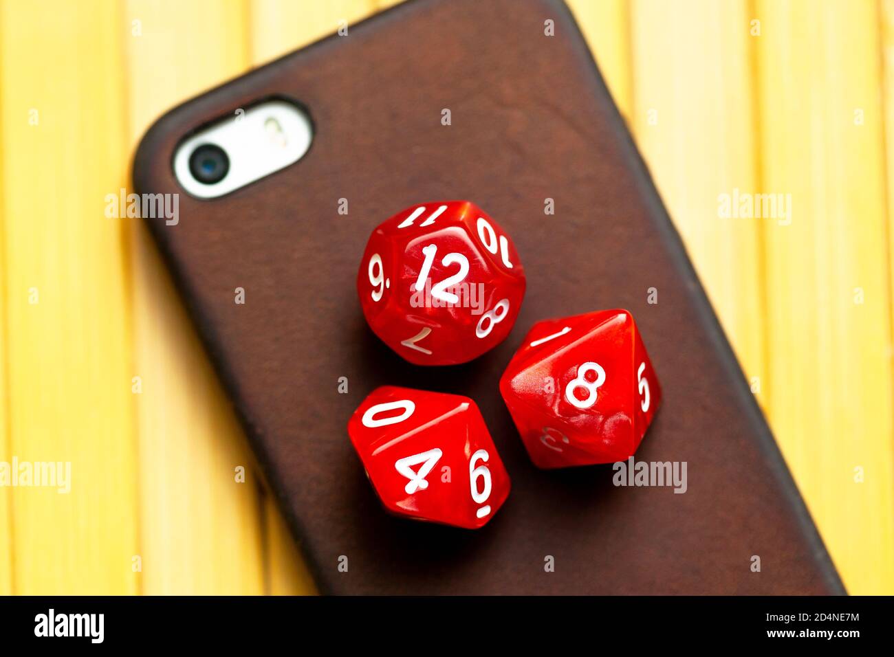 Drei RPG polyeder Spielwürfel, Würfelsatz legen auf einem modernen Smartphone. Rollenspiele, Handy-Apps für rollenspiele, Brettspiele Stockfoto