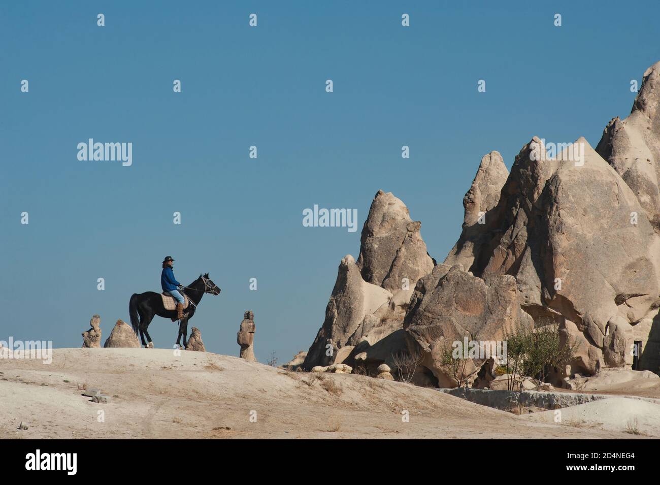 Kappadokien, Türkei. 8. November 2017 Ekram Besitzer der Dalton Brothers Ranch zu seiner Freude und seinem Stolz hält er einen schwarz-kohlegarenen Hengst in einer Höhle Stockfoto