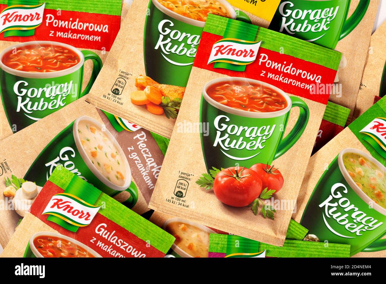 Knorr Instant Suppen Polish Packungen. Viele schnelle Suppen 'Gorący Kubek' Pakete, Gruppe von verschiedenen traditionellen Aromen, Objekte von oben gesehen, Draufsicht Stockfoto