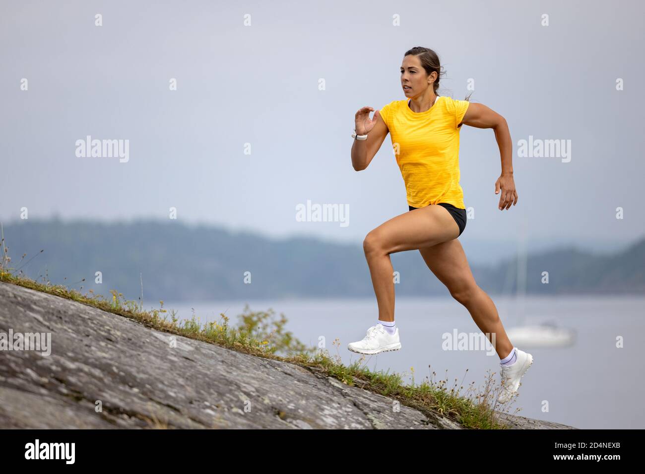 Sportler Beim Outdoor-Workout Auf Dem Berg Stockfoto