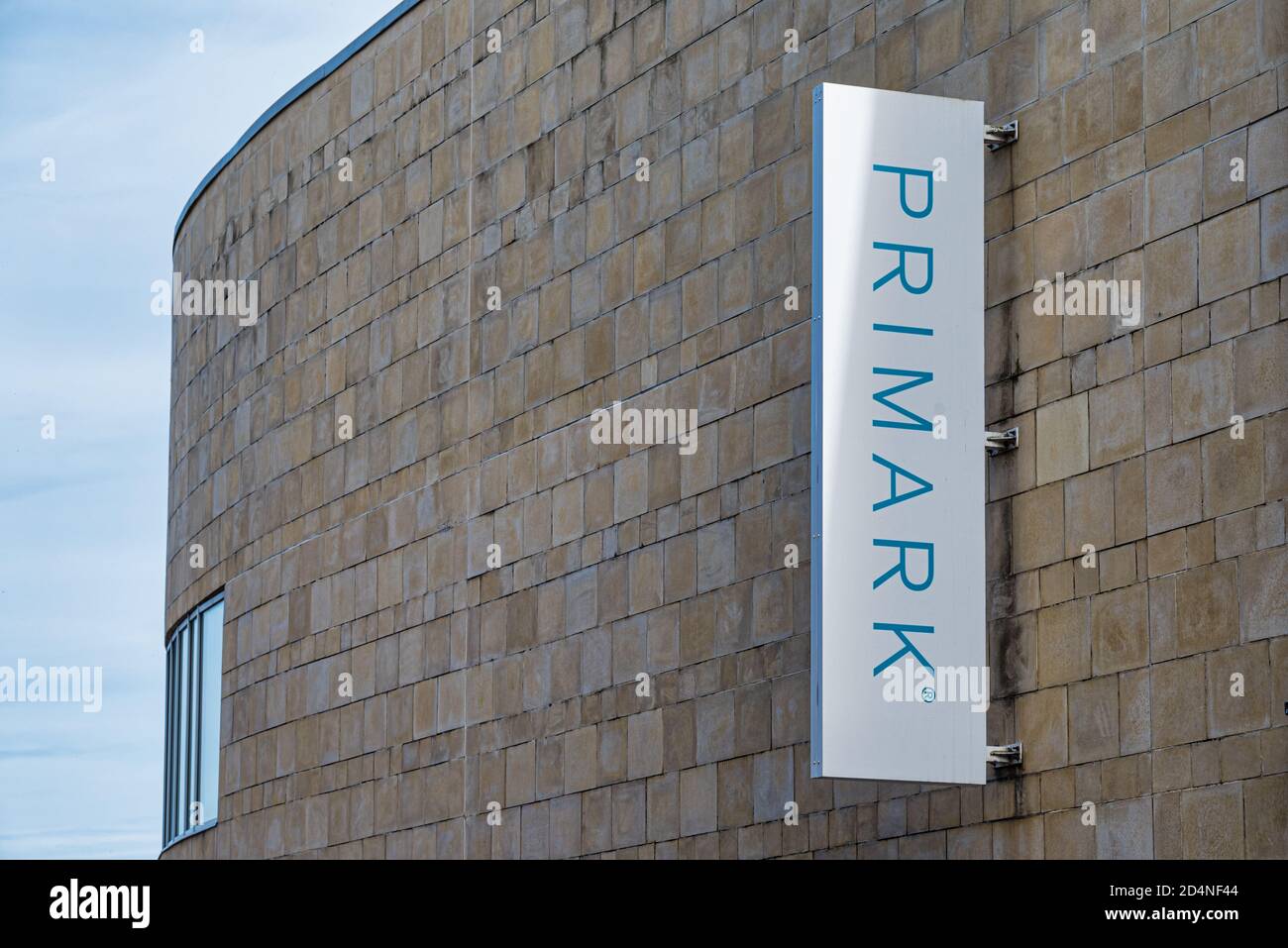 Derry, Nordirland - 27. September 2020: Das Schild für Primark Store in Derry. Stockfoto