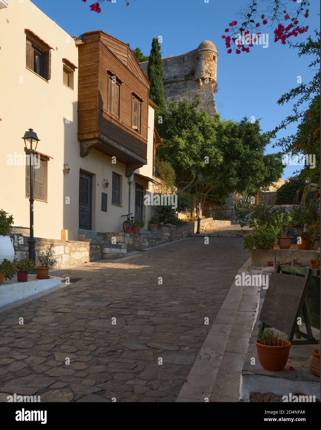 Traditionelle Häuser und historische gepflasterte Straße, die zum historischen Schloss in Rethimno Kreta Griechenland führt. Stockfoto
