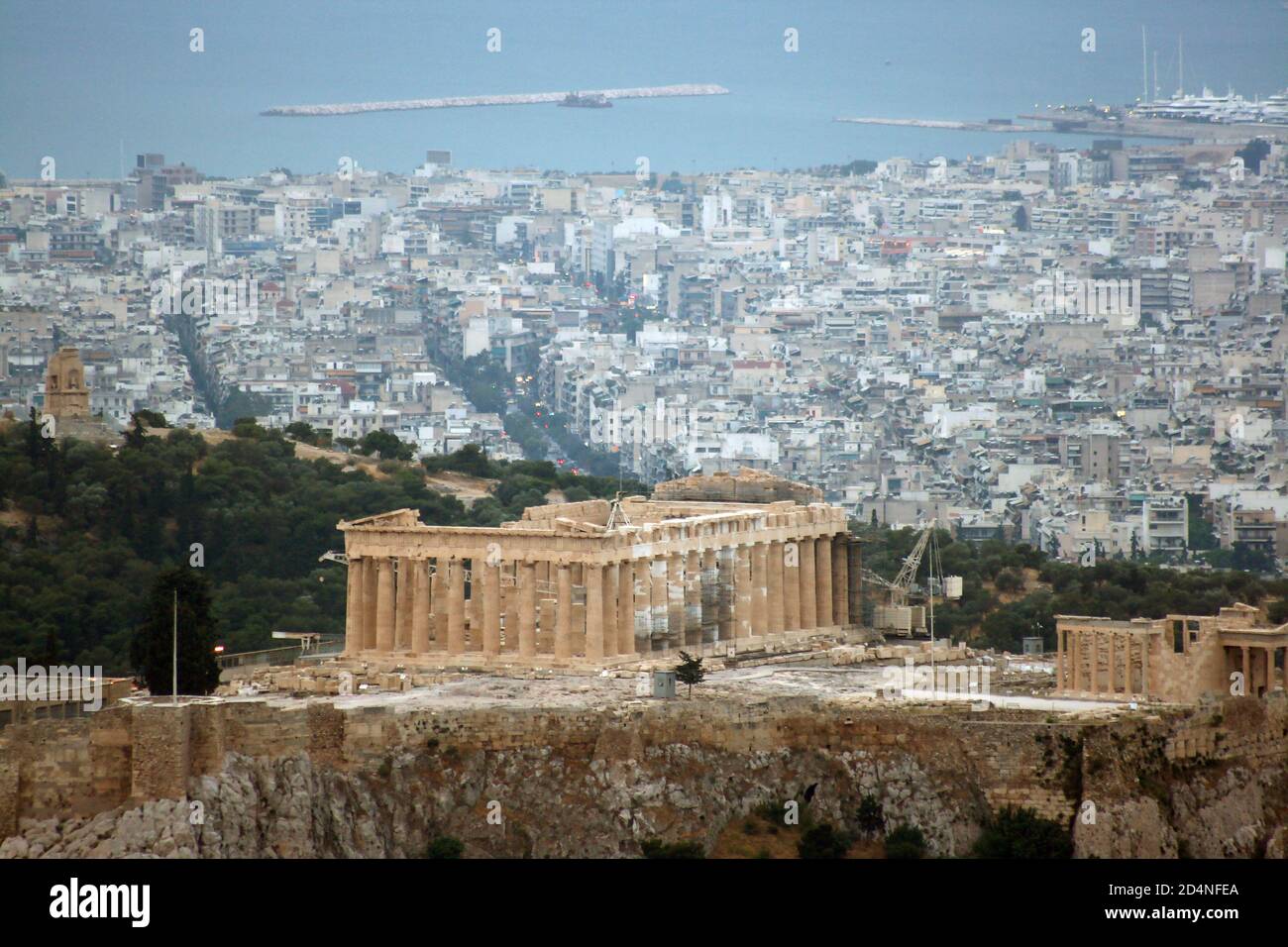 Blick auf die Akropolis von Athen und den Parthenon vom Mt. Lycabettus. Piräus Hafen im Hintergrund Stockfoto