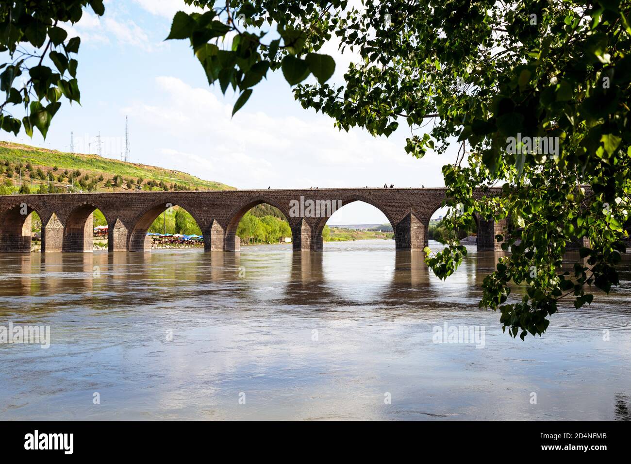 Diyarbakir/Türkei - 05/06/2019: Die Dicle-Brücke ist eine historische Brücke in Diyarbakır über den Fluss Tigris (türkisch: Dicle) im Südosten der Türkei. Stockfoto