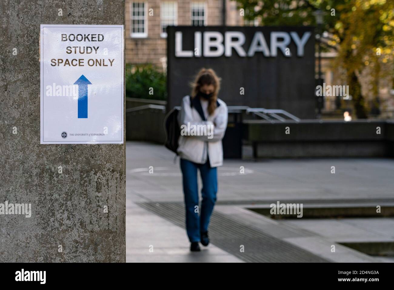 Exterieur der Bibliothek an der Universität Edinburgh mit Covid-19 Social Distancing sign, Schottland UK Stockfoto