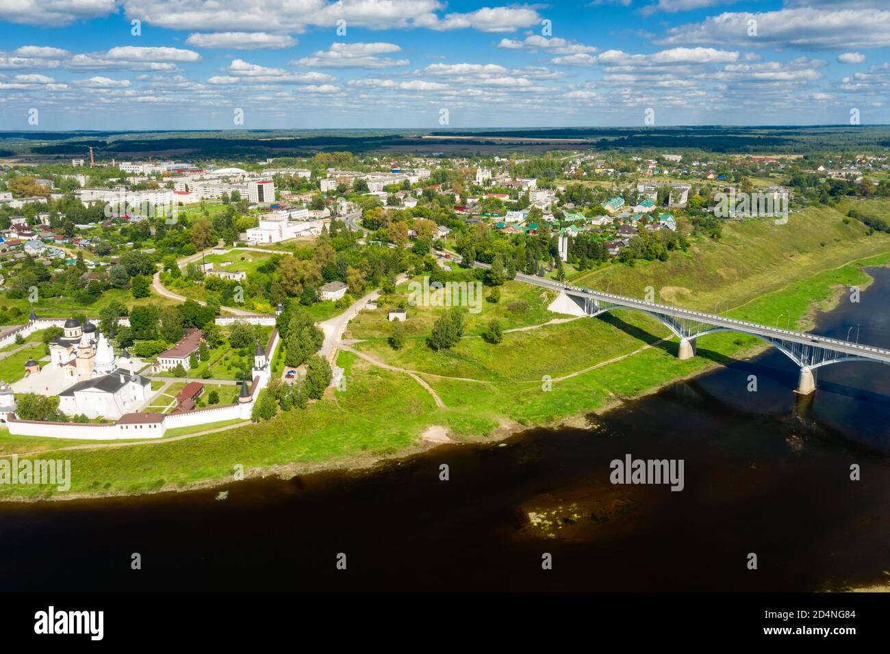 Der Blick von der Höhe der Stadt staritsa Und das Kloster der Heiligen Dormition am Ufer des Wolga Stockfoto