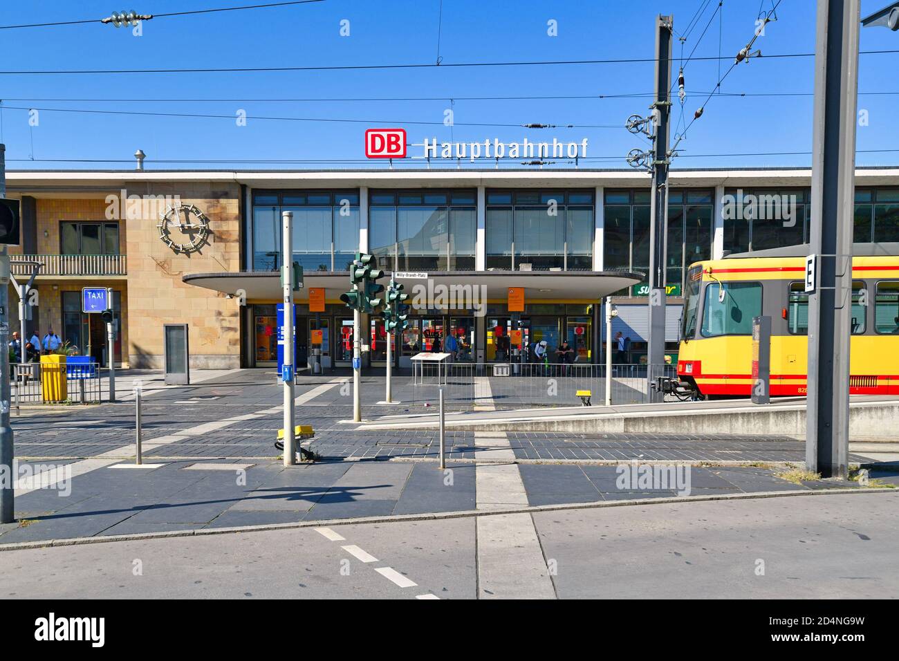 Heilbronn, Deutschland - September 2020: Hauptbahnhof von Heilbronn mit plaza und Seilbahngleisen Stockfoto