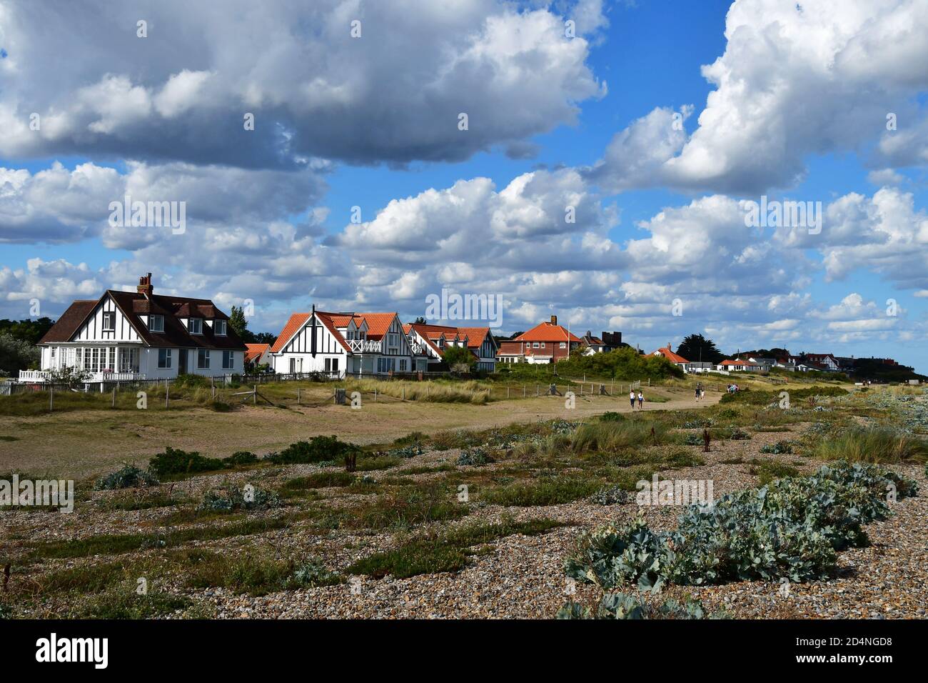 Traditionelle Häuser und Chaletbungalows am Strand in Thorpeness, Suffolk, Großbritannien Stockfoto