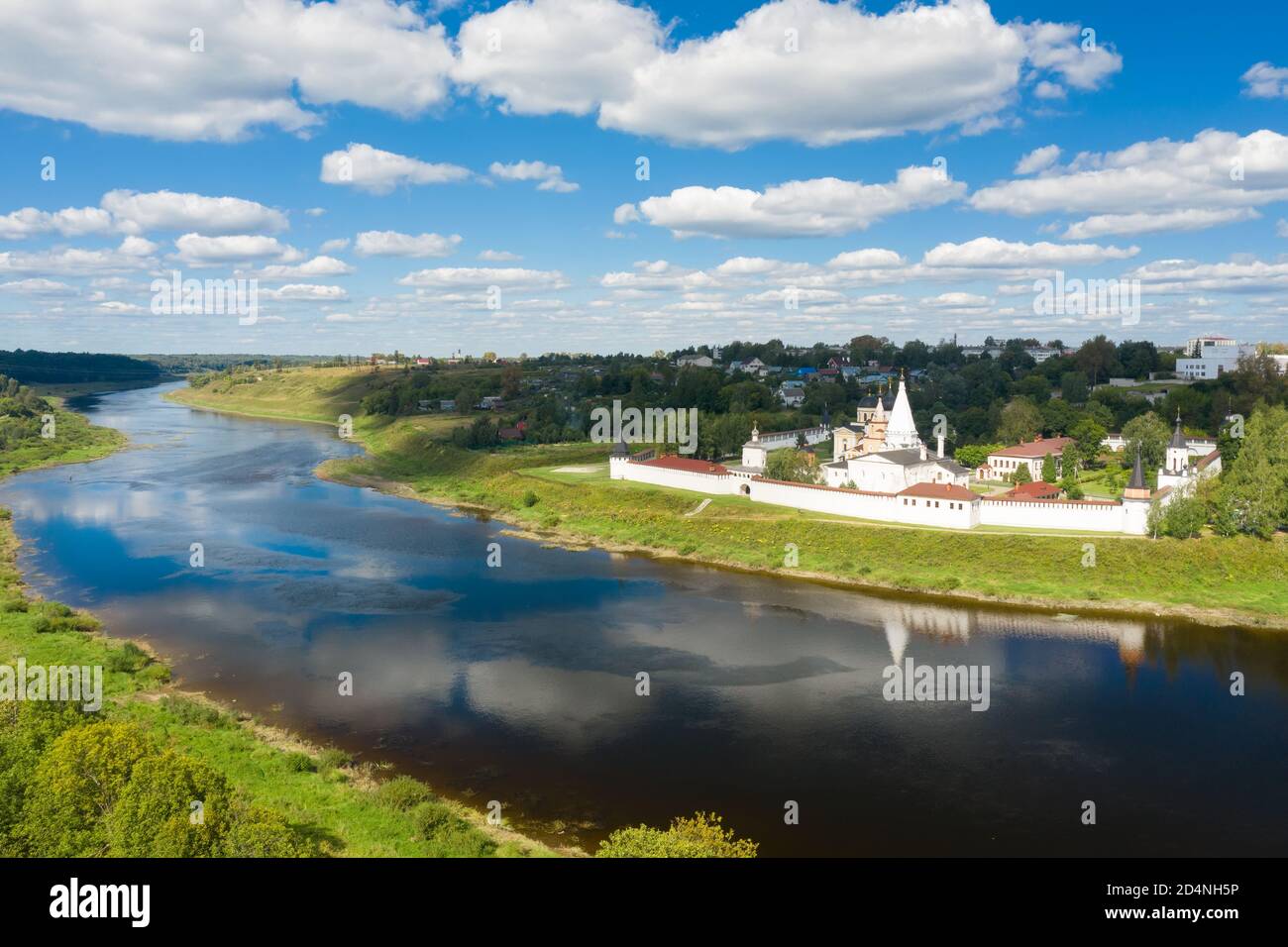 Der Blick von der Höhe der Stadt staritsa Und das Kloster der Heiligen Dormition am Ufer des Wolga Stockfoto