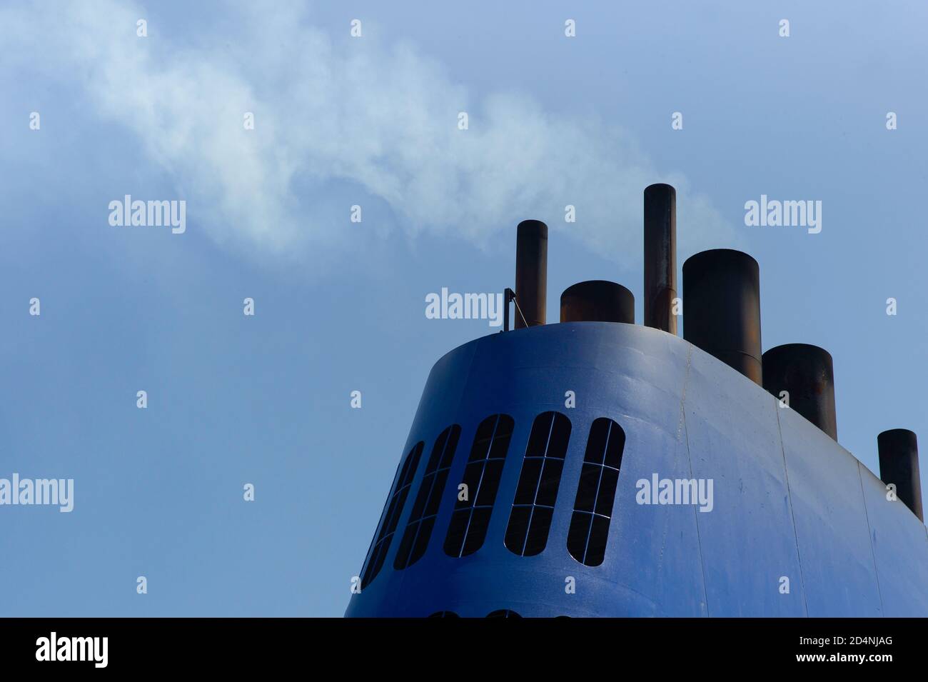 Blauer Schornstein oder Rauchschornstein auf einem Schiff, das früher vertrieben wurde Kesseldampf und Rauch oder Motorabgase Stockfoto