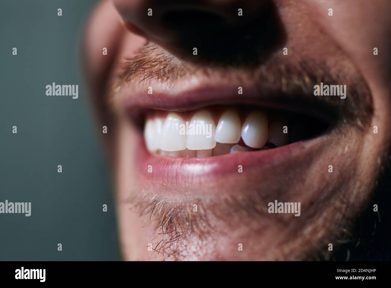 Toothy Lächeln des jungen Mannes. Nahaufnahme der weißen Zähne. Stockfoto