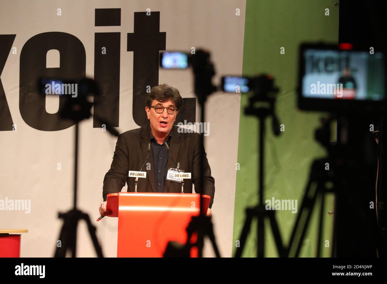 10. Oktober 2020, Sachsen, Plauen: Stefan Hartmann (die Linke), Landesvorsitzender in Sachsen, spricht auf der 15. Landesparteikonferenz der Partei die Linke in Sachsen. Die Parteikonferenz wird als hybride Parteikonferenz abgehalten. Neben einer Präsenz vor Ort ist auch eine digitale Teilnahme möglich. Foto: Bodo Schackow/dpa-Zentralbild/dpa Stockfoto