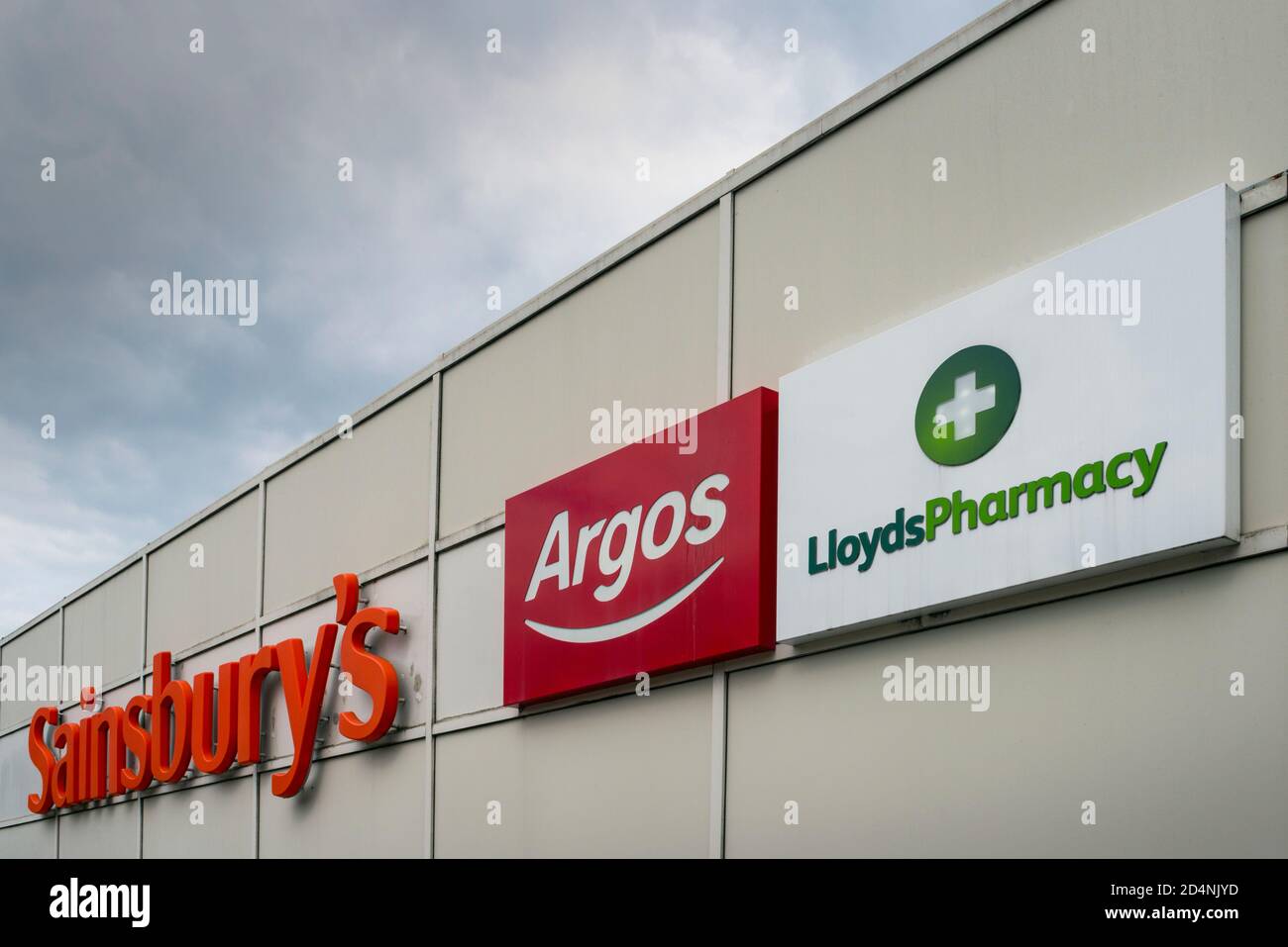 Sainsbury's Supermarkt Gebäude mit Argos und Lloyds Apotheke Schilder & Logos Stockfoto