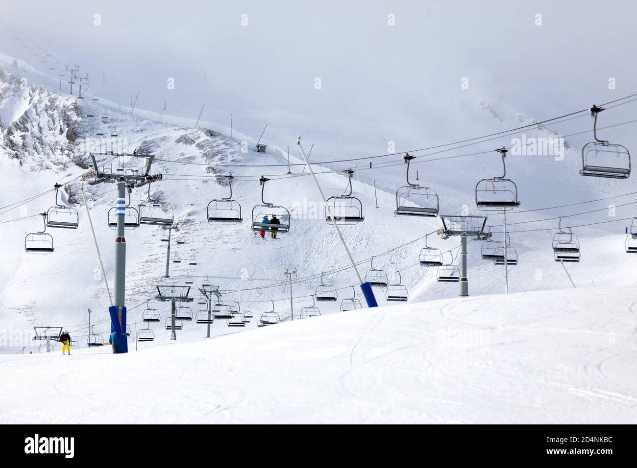 Skigebiet in den pyrenäen verlassen wegen der Covid-19 Pandemie. Stockfoto