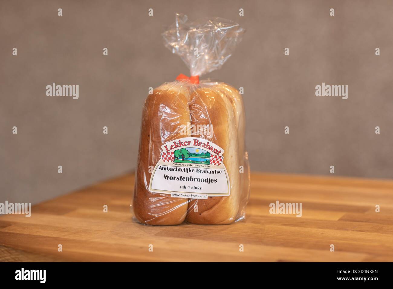 Eindhoven, Niederlande, 23. August 2020. Worstenbroodje, typisch holländisches Essen aus Brabant verpackt in einem Beutel mit vier Stück. Ein kleines langes Brot mit Stockfoto