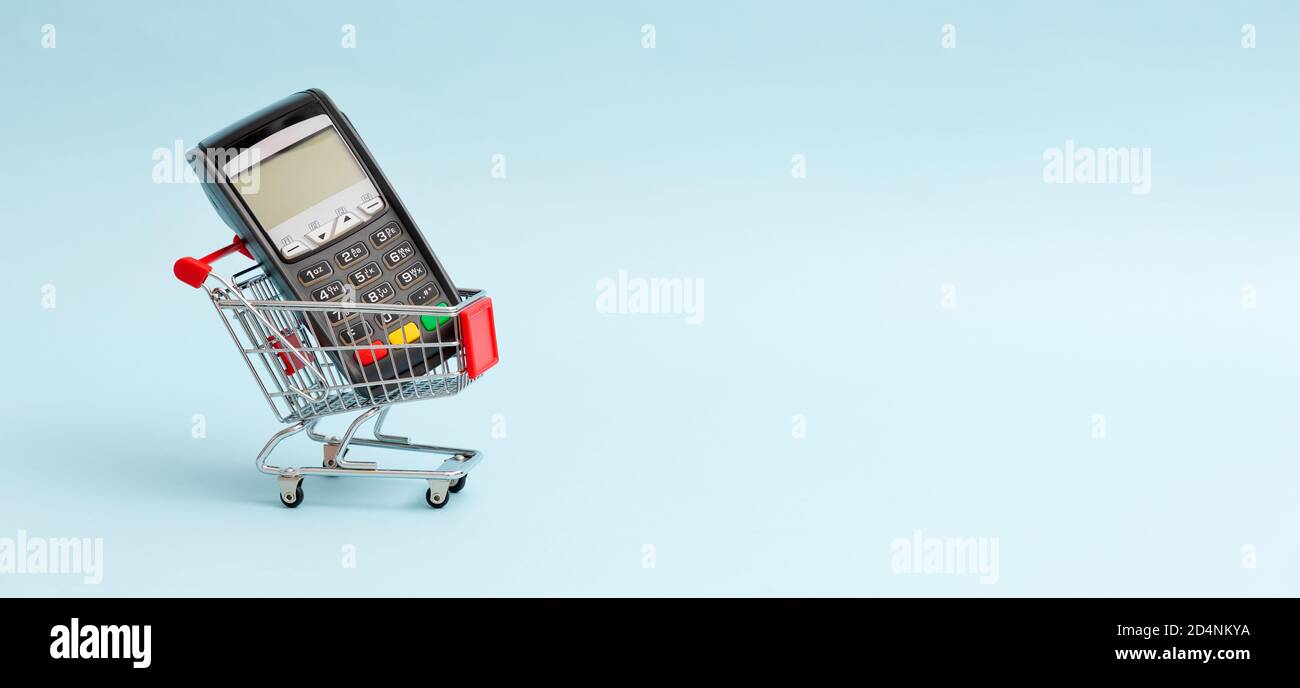 Warenkorb mit Zahlungsterminal. Internet-Commerce-Konzept Stockfoto