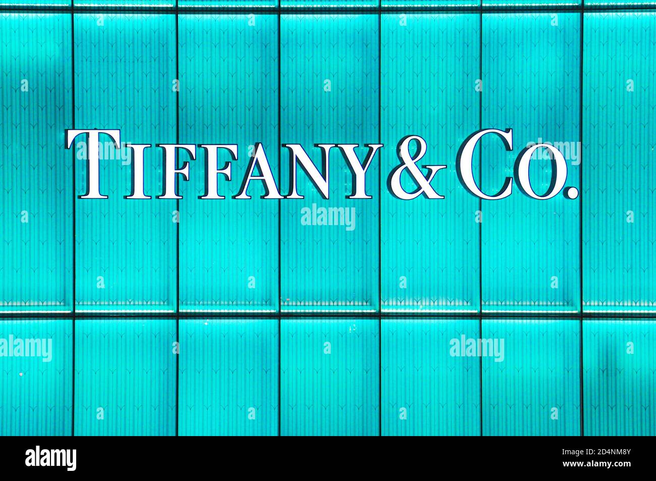 Ein beleuchtetes Schaufelschild für den Luxusdesigner der gehobenen Mittelklasse Shop von Tiffany & Co Stockfoto