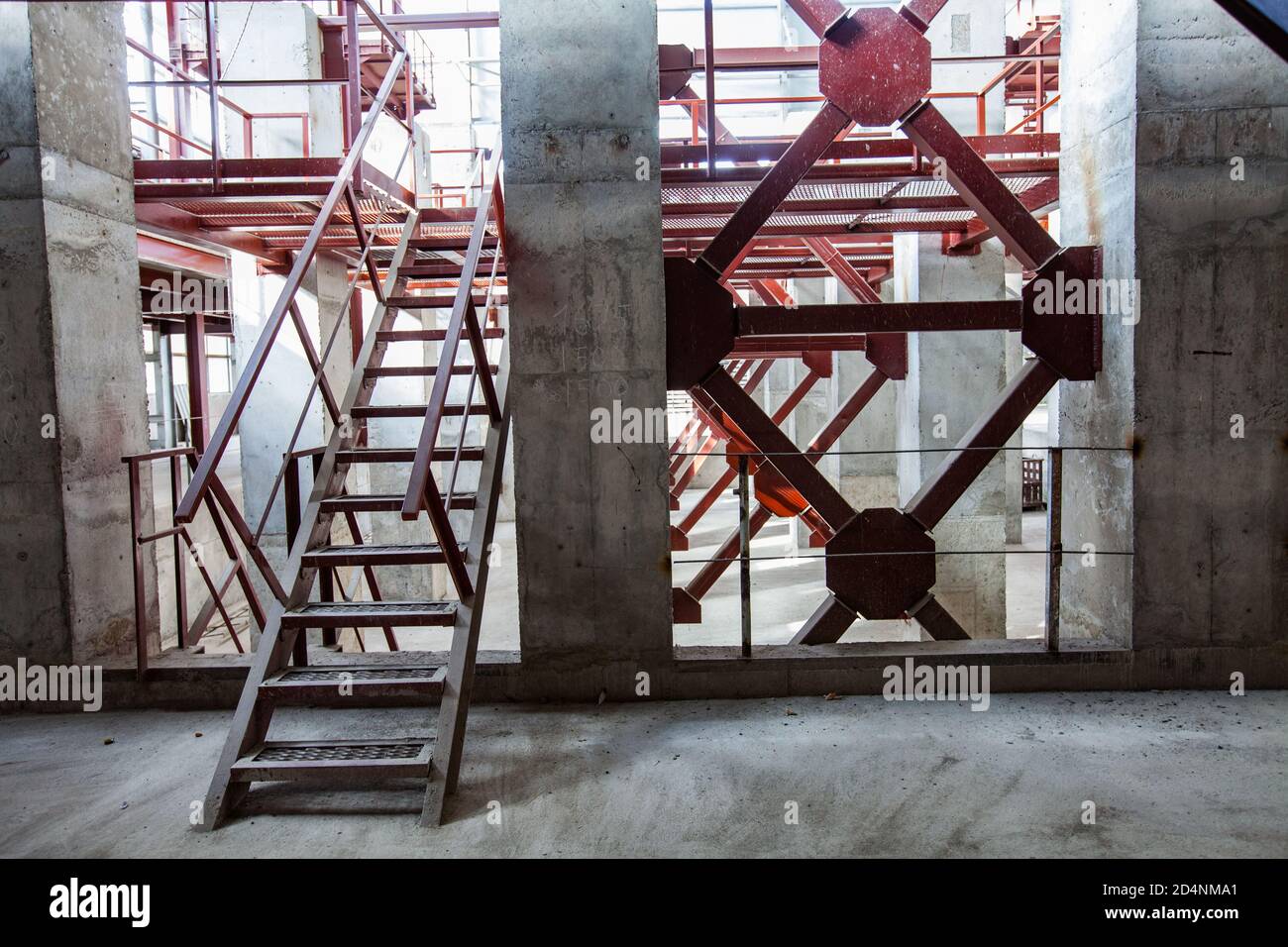 Glasfabrik Darkhan. Neue industrielle Gebäudekonstruktion.Stahl lackiert braunes Element der Gebäudestruktur. Schymkent Stadt, Kasachstan Stockfoto