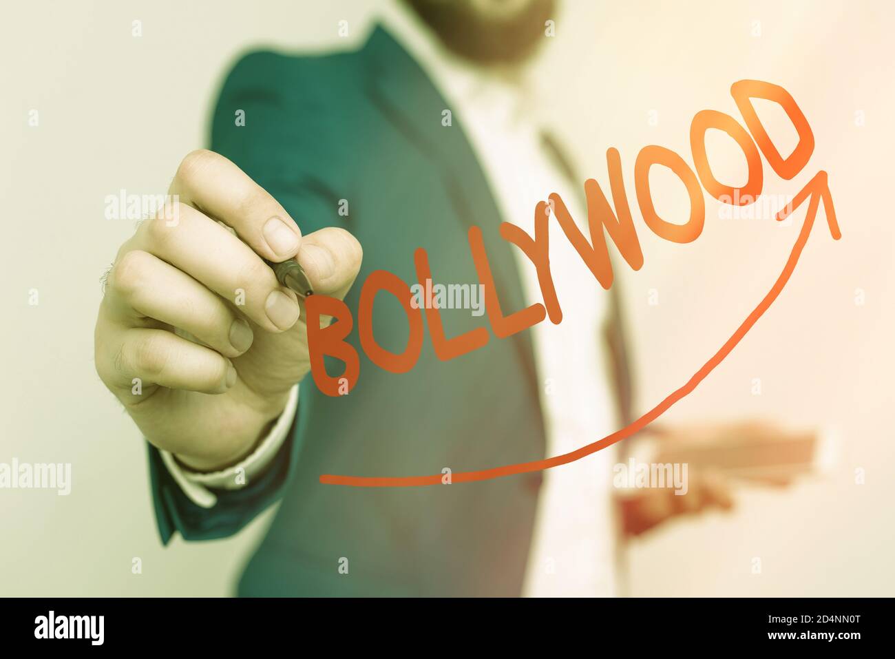 Schreibnotiz mit Bollywood. Business-Konzept für Hollywood, bezieht sich auf die Hindi-Sprache Film-Industrie in Indien. Digitale Pfeilspitzen-Kurve zur Kennzeichnung Stockfoto