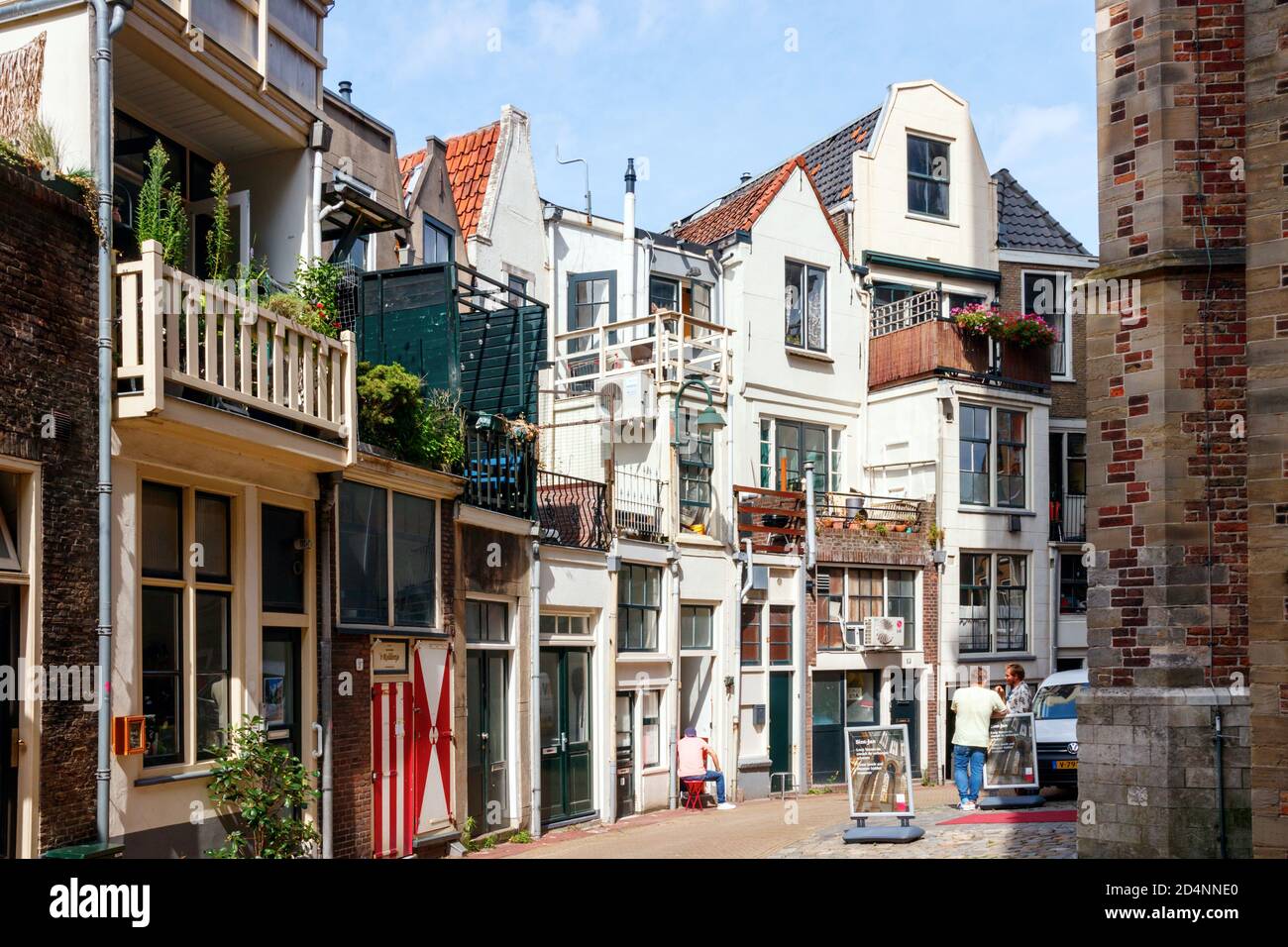 Blick auf das Stadtzentrum von Gouda. Die Rückseite der alten typischen holländischen Häuser der Achter de Kerk Straße (hinter der Kirche). Südholland, Niederlande. Stockfoto