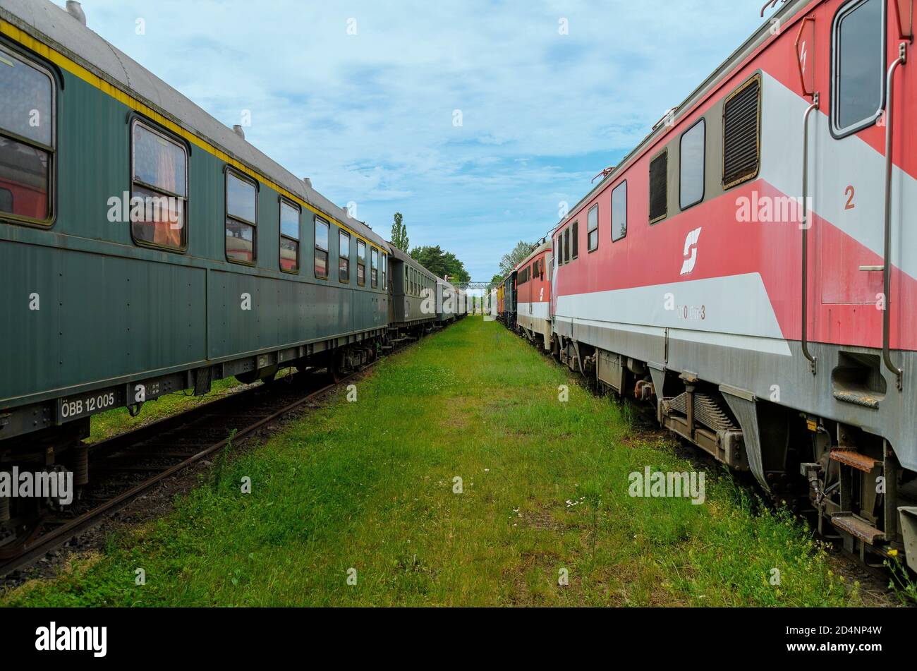 Blick zwischen zwei Gleisen mit Zügen bis zum Horizont, Österreich Stockfoto