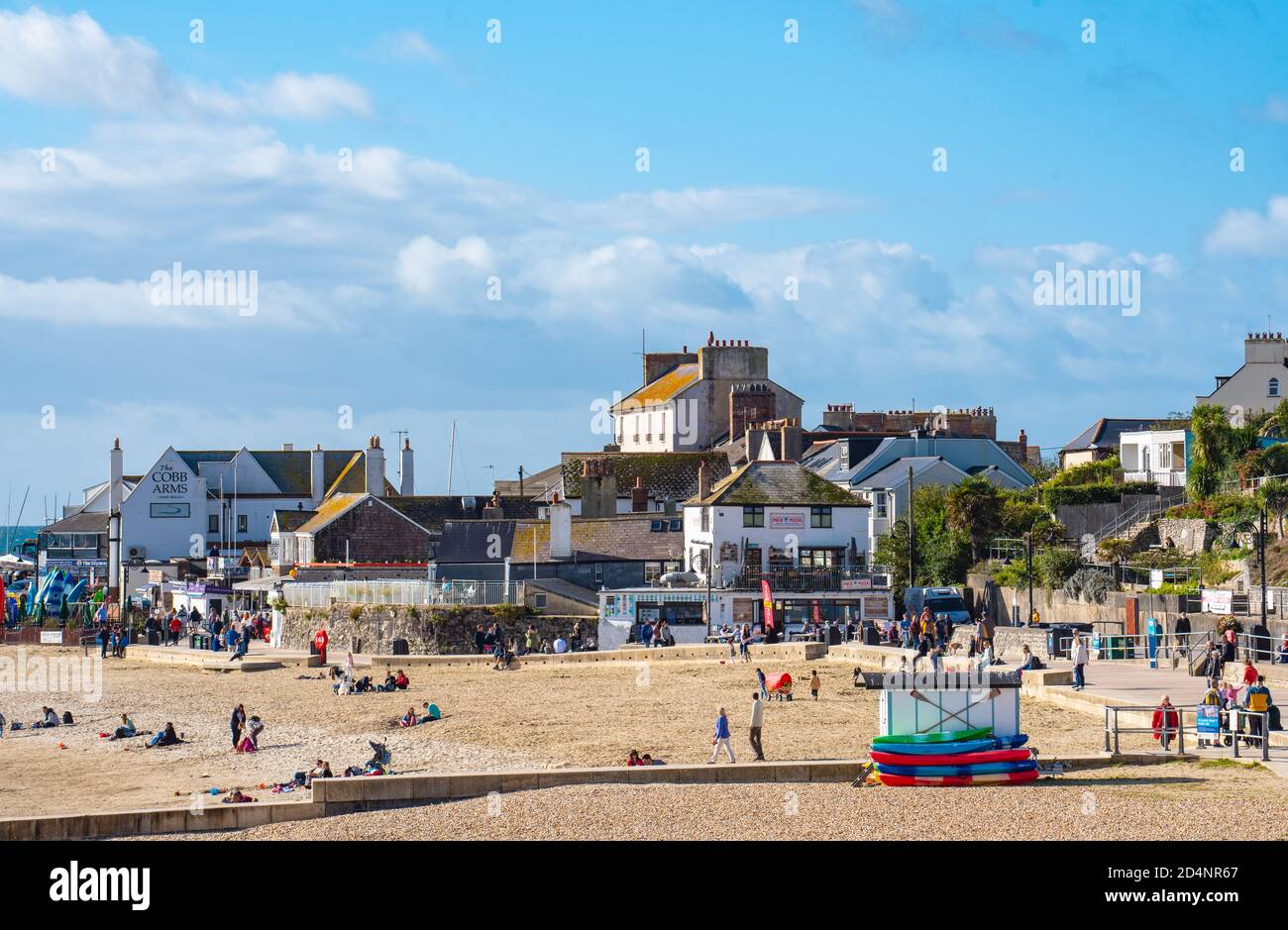 Lyme Regis, Dorset, Großbritannien. Oktober 2020. UK Wetter: Einheimische und Besucher genießen einen hellen und sonnigen Start ins Wochenende im Badeort Lyme Regis. Kredit: Celia McMahon/Alamy Live Nachrichten Stockfoto