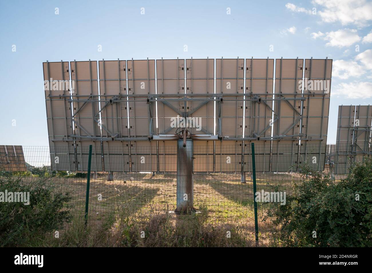Rückseite eines Solarpanels in einer ländlichen Gegend, Katalonien, Spanien Stockfoto