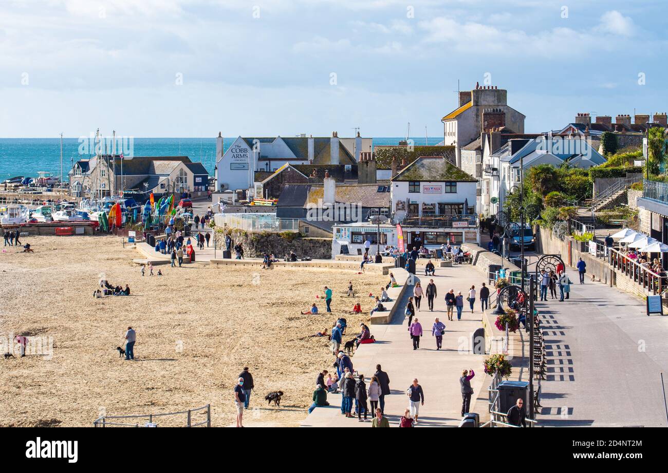 Lyme Regis, Dorset, Großbritannien. Oktober 2020. UK Wetter: Einheimische und Besucher genießen einen hellen und sonnigen Start ins Wochenende im Badeort Lyme Regis. Kredit: Celia McMahon/Alamy Live Nachrichten Stockfoto