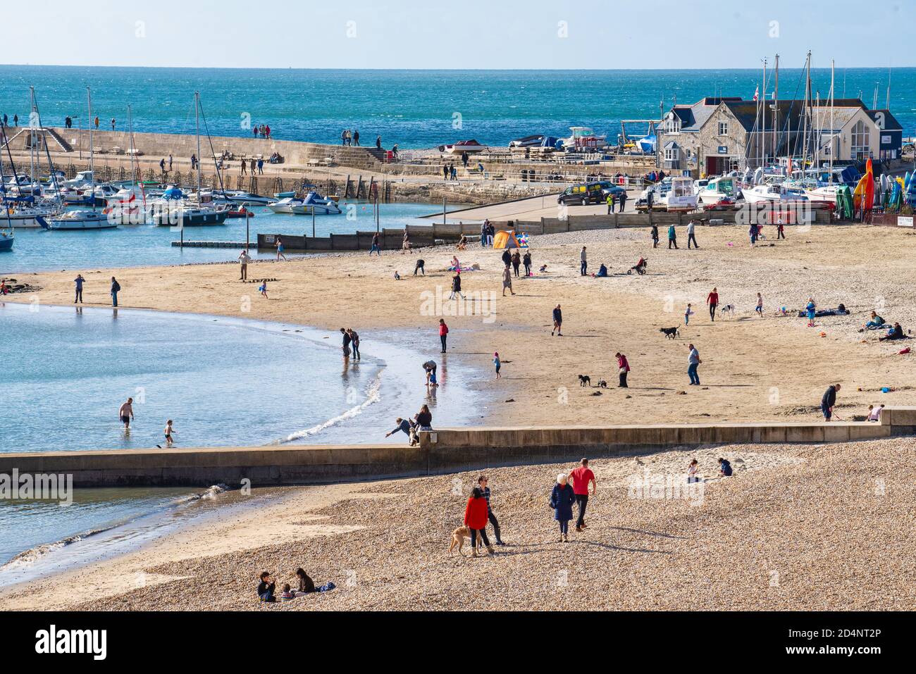 Lyme Regis, Dorset, Großbritannien. Oktober 2020. UK Wetter: Einheimische und Besucher genießen einen hellen und sonnigen Start ins Wochenende im Badeort Lyme Regis. Kredit: Celia McMahon/Alamy Live Nachrichten Stockfoto