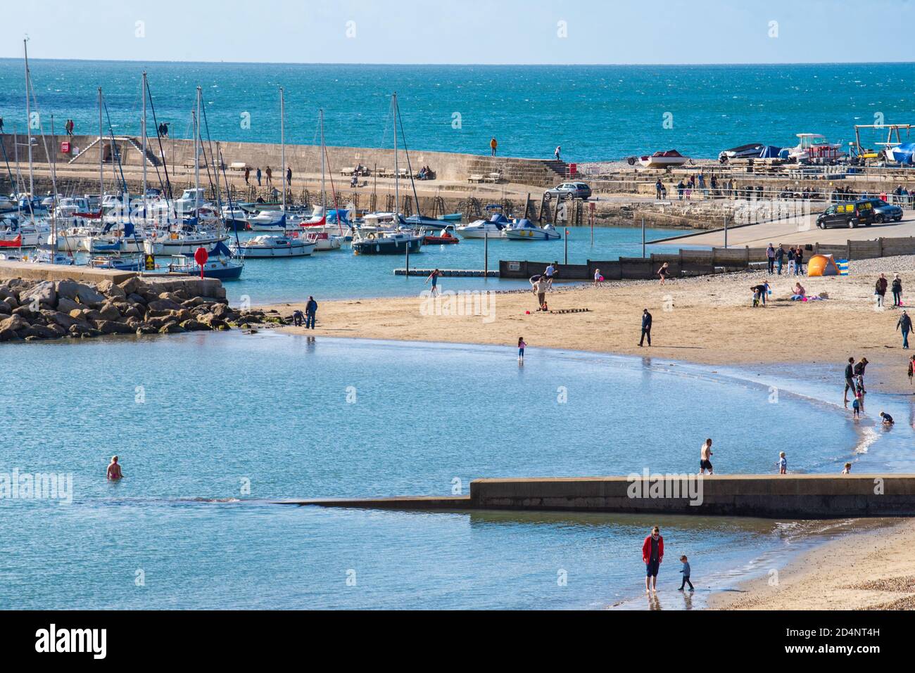 Lyme Regis, Dorset, Großbritannien. Oktober 2020. UK Wetter: Einheimische und Besucher genießen einen hellen und sonnigen Start ins Wochenende im Badeort Lyme Regis. Kredit: Celia McMahon/Alamy Live Nachrichten Stockfoto