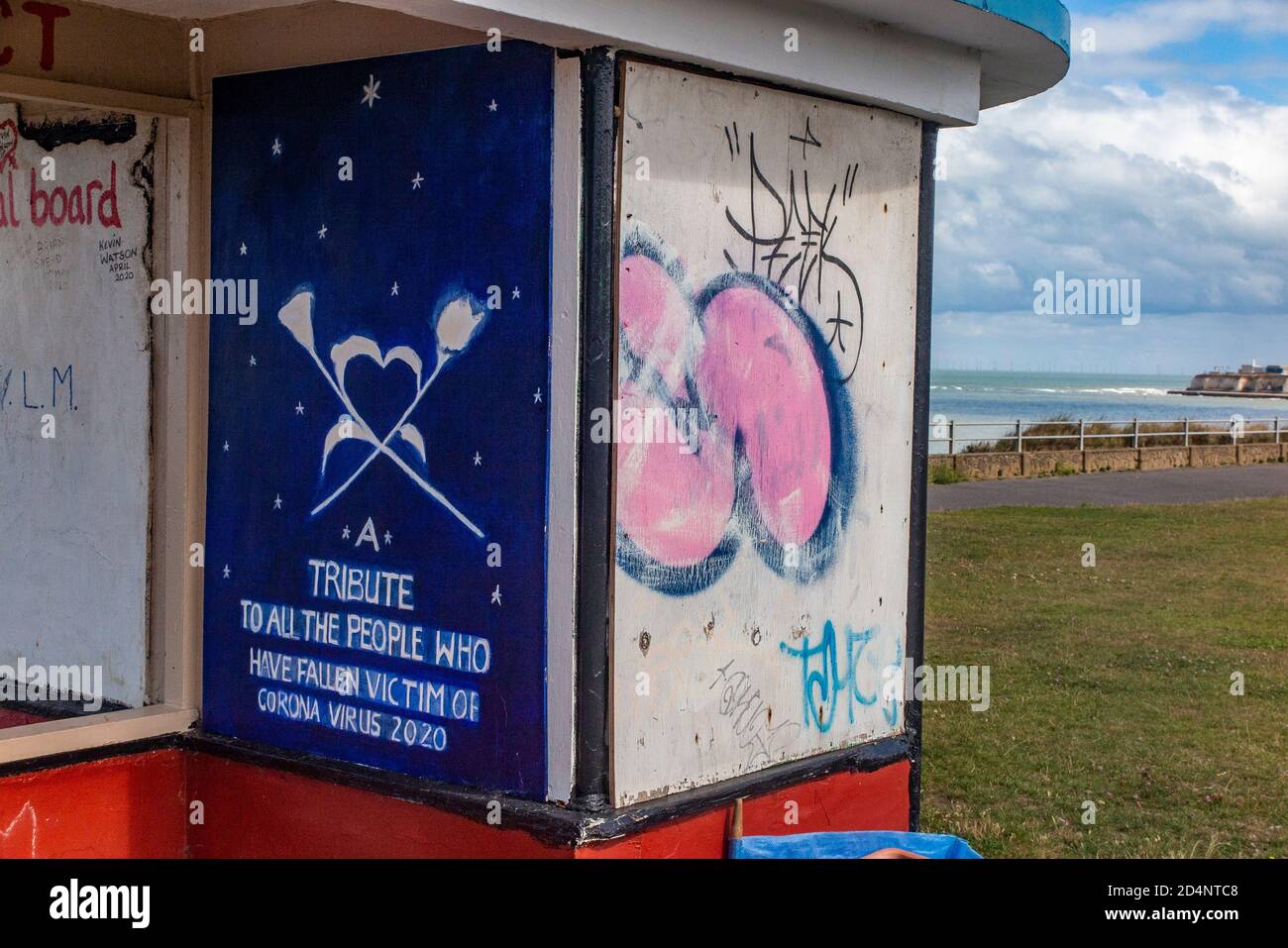 Botschaften der Hoffnung und des Gedächtnisses während der COVID-19 Pandemie von 2020 in der Küstenstadt Margate Stockfoto