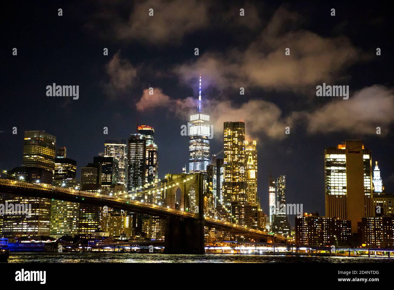 Brooklyn Bridge bei Nacht von Brooklyn aus gesehen Stockfoto