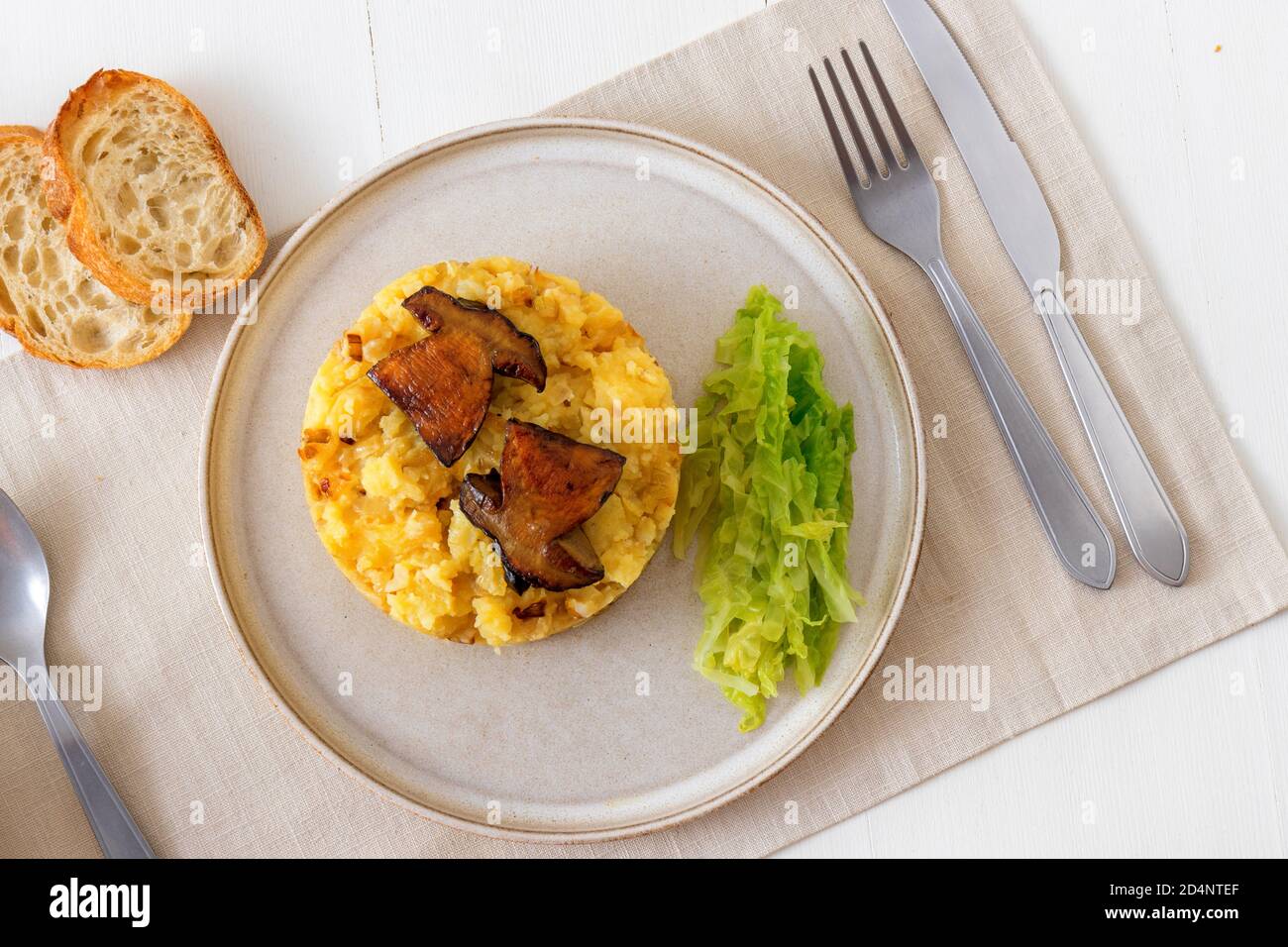 Frisch gerösteter Boletus mit Kartoffelpüree und Grünkohl. Lieblingseason Pilz Mittag-oder Abendessen in der Tschechischen Republik. Stockfoto