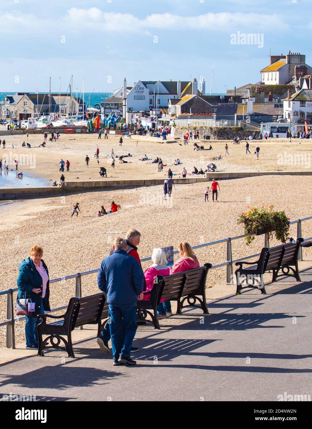 Lyme Regis, Dorset, Großbritannien. Oktober 2020. UK Wetter: Einheimische und Besucher genießen einen hellen und sonnigen Start ins Wochenende im Badeort Lyme Regis. Kredit: Celia McMahon/Alamy Live Nachrichten Stockfoto