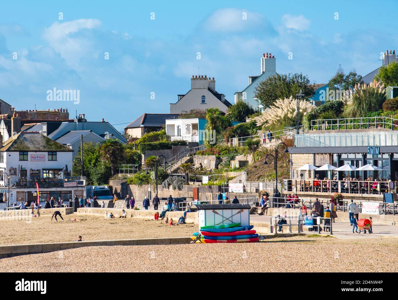 Lyme Regis, Dorset, Großbritannien. Oktober 2020. UK Wetter: Einheimische und Besucher genießen einen hellen und sonnigen Start ins Wochenende im Badeort Lyme Regis. Kredit: Celia McMahon/Alamy Live Nachrichten Stockfoto