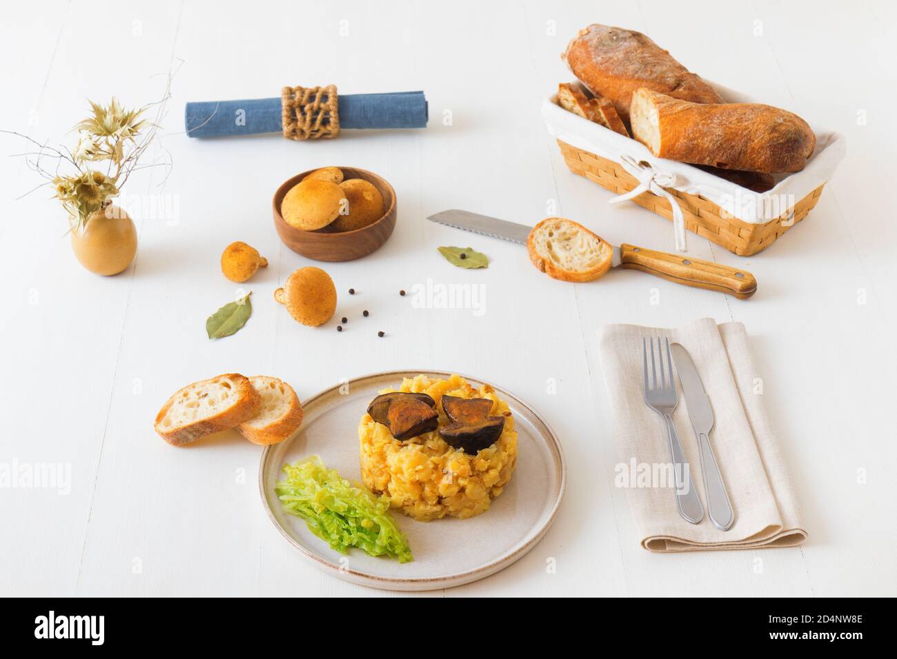 Frisch gerösteter Boletus mit Kartoffelpüree und Grünkohl. Lieblingseason Pilz Mittag-oder Abendessen in der Tschechischen Republik. Stockfoto