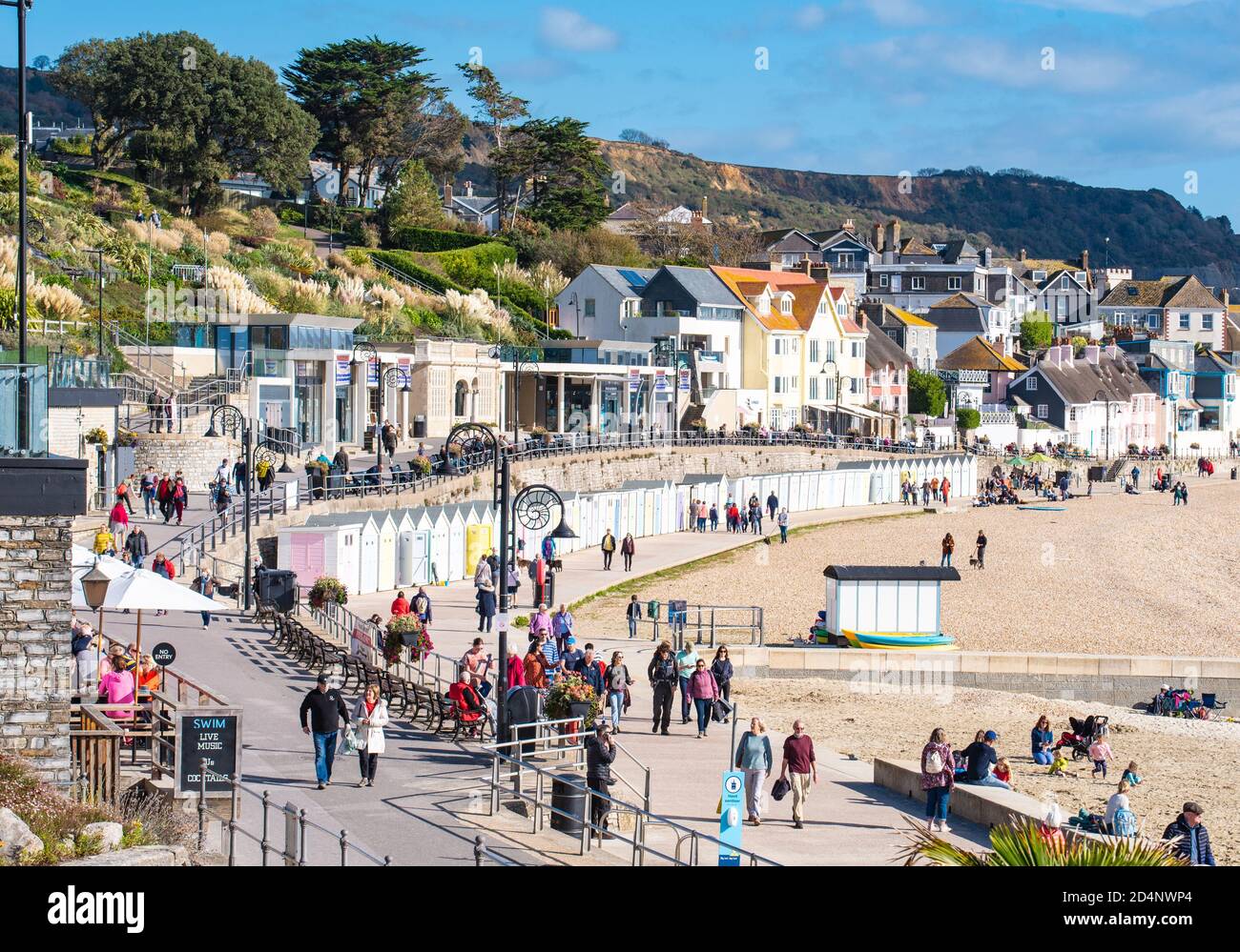 Lyme Regis, Dorset, Großbritannien. Oktober 2020. UK Wetter: Einheimische und Besucher genießen einen hellen und sonnigen Start ins Wochenende im Badeort Lyme Regis. Kredit: Celia McMahon/Alamy Live Nachrichten Stockfoto