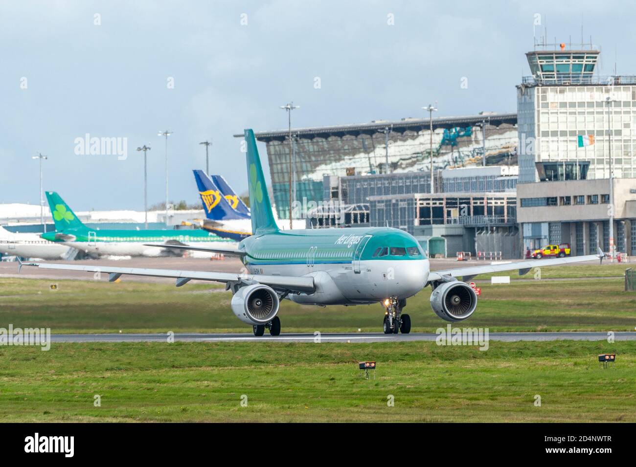 Cork, Irland. Oktober 2020. Flugzeuge von Aer Lingus und Ryanair sitzen auf dem Asphalt am Flughafen Cork redundant, da Irlands Level-3-Beschränkungen das internationale Reisen schwer getroffen haben. Ab Montag, dem 12. Oktober, hat die Regierung gesagt, dass es keine anderen Länder auf der Green Travel List geben wird, was bedeutet, dass sich jeder, der nach Irland fliegt, 14 Tage lang selbst isolieren muss. Die nächste Besprechung findet am Donnerstag, den 15. Oktober statt. Aer Lingus Flug EI172 bereitet sich auf den Abflug nach London Heathrow vor. Quelle: AG News/Alamy Live News Stockfoto