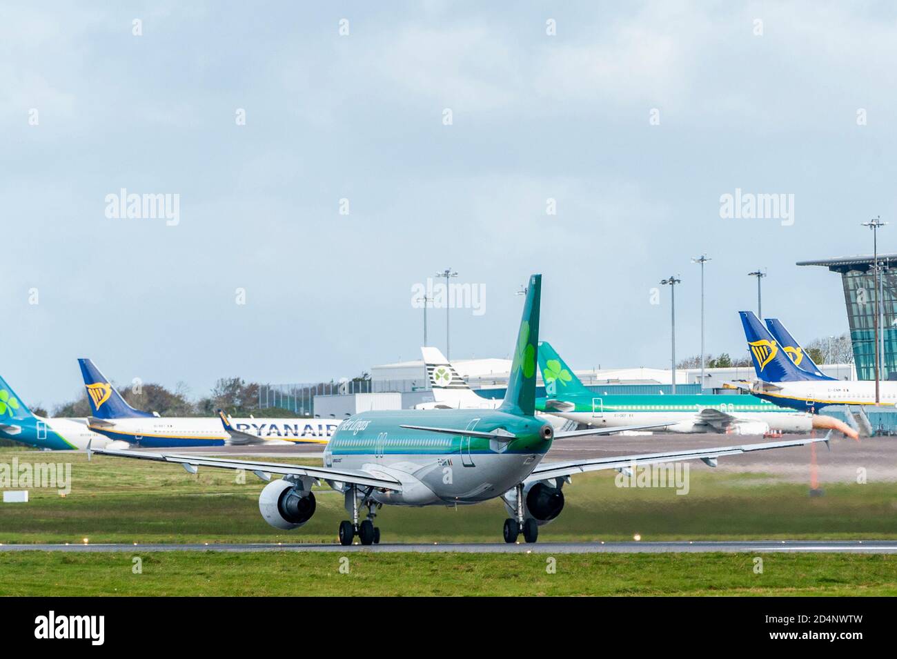Cork, Irland. Oktober 2020. Flugzeuge von Aer Lingus und Ryanair sitzen auf dem Asphalt am Flughafen Cork redundant, da Irlands Level-3-Beschränkungen das internationale Reisen schwer getroffen haben. Ab Montag, dem 12. Oktober, hat die Regierung gesagt, dass es keine anderen Länder auf der Green Travel List geben wird, was bedeutet, dass sich jeder, der nach Irland fliegt, 14 Tage lang selbst isolieren muss. Die nächste Besprechung findet am Donnerstag, den 15. Oktober statt. Aer Lingus Flug EI172 hebt ab nach London Heathrow. Quelle: AG News/Alamy Live News Stockfoto